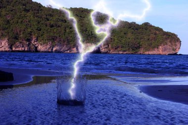 İçine yayılmış deniz suyu plaj günü akşam yıldırım  