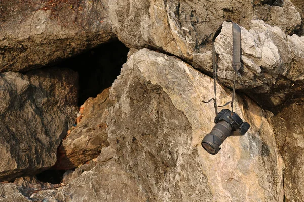 Old camera hanging on the rock — Stock Photo, Image