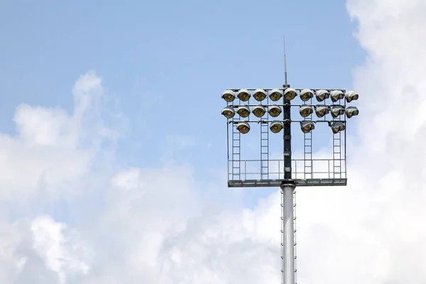 Iluminação no Estádio com céu — Fotografia de Stock