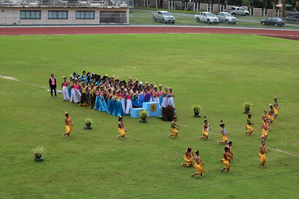 Thai tari pertunjukan siswa di stadion . — Stok Foto