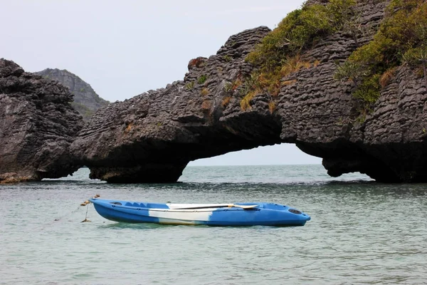 Adalar adanın doğal taş köprü ile deniz kanosu.