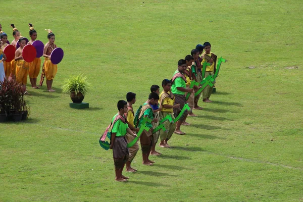 Тайские танцевальные представления студентов на стадионе . — стоковое фото