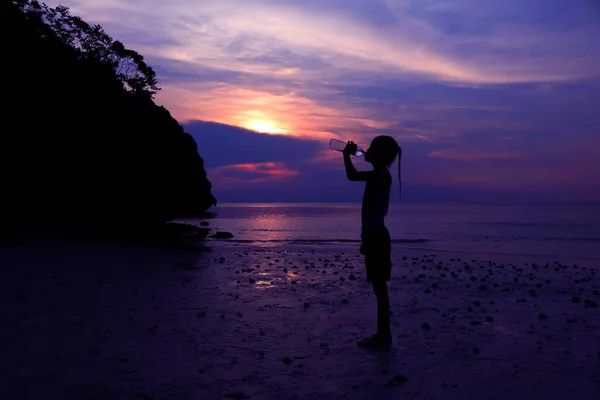 Drinkwater Aziatisch meisje op het strand. — Stockfoto