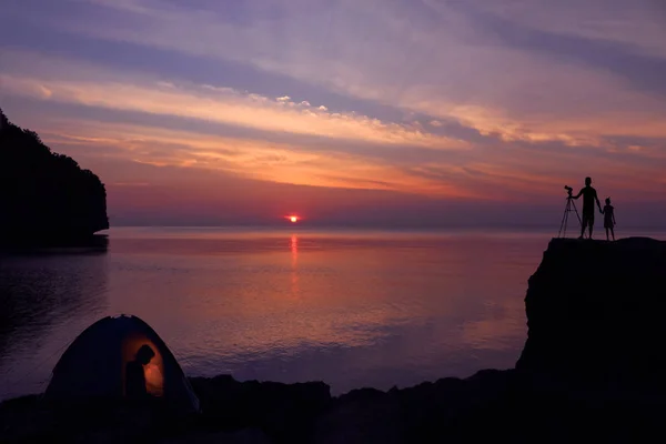 Camping familiar en la isla con cielo púrpura . — Foto de Stock