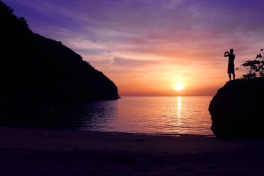 Sahilde Günbatımı ile dağcılık.