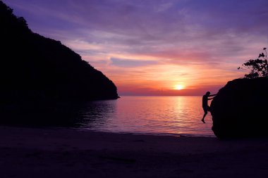 Sahilde Günbatımı ile dağcılık.