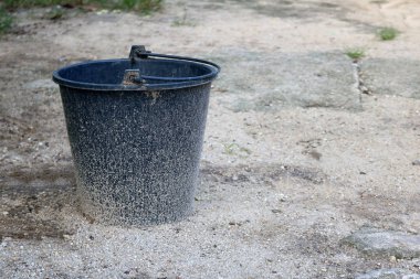 Konserve su ile kum fışkırmaları