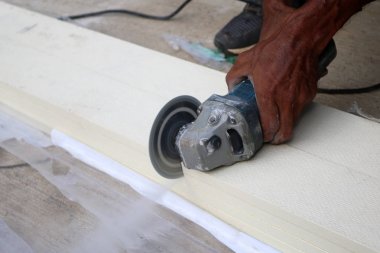 Yapay Ağaç kesim dairesel kullanarak Asya işçiler gördüm. 