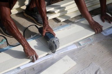 Yapay Ağaç kesim dairesel kullanarak Asya işçiler gördüm. 