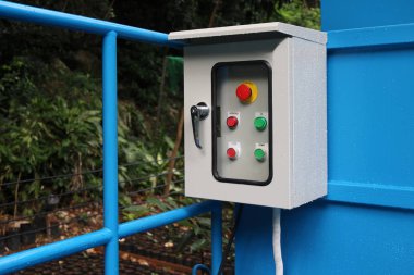 Bahçedeki elektrik panoları.
