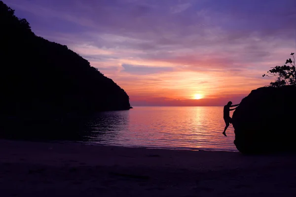 Escalada en roca con puesta de sol en la playa . — Foto de Stock