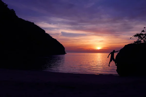 Rock climbing with sunset on the beach. — Stock Photo, Image