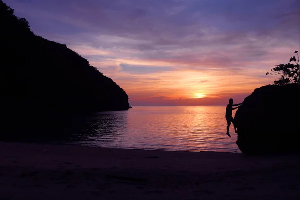 Escalada en roca con puesta de sol en la playa . — Foto de Stock