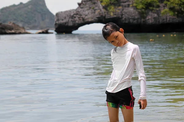 Ázsiai lányok élvezik a tenger, a strand közelében — Stock Fotó