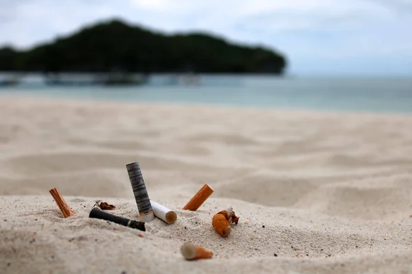 Colillas de cigarrillos y el cenicero en la playa . —  Fotos de Stock