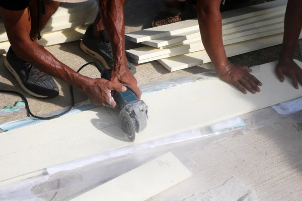 Yapay Ağaç kesim dairesel kullanarak Asya işçiler gördüm. 