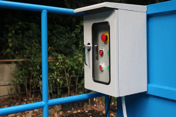 Bahçedeki elektrik panoları.