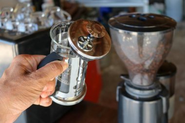 Kahve yapmak için bir aygıt.