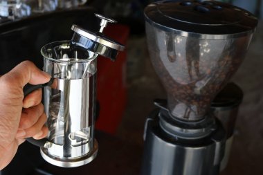 Kahve yapmak için bir aygıt.