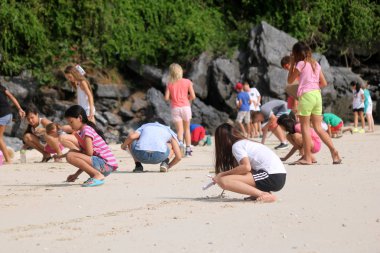 Sahilde çizim, Samui uluslararası öğrenciler sahilde oynuyorlar. 