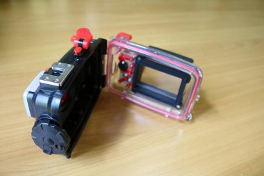 Kompakt dijital fotoğraf makinesi için konut. 