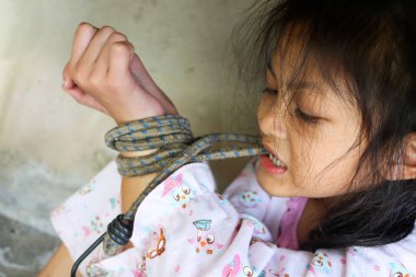 Asya insan kaçakçılığı kavramı. Kızlar el ip bağladılar. 