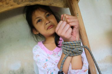 Asya insan kaçakçılığı kavramı. Kızlar el ip bağladılar. 