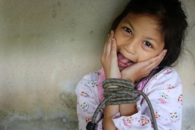 Asya insan kaçakçılığı kavramı. Kızlar el ip bağladılar. 