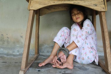 Asya insan kaçakçılığı kavramı. Kızlar el ip bağladılar. 