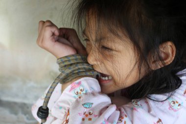 Asya insan kaçakçılığı kavramı. Kızlar el ip bağladılar. 