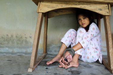 Asya insan kaçakçılığı kavramı. Kızlar el ip bağladılar. 