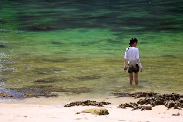 Asijské dívky si v moři nedaleko pláže. — Stock fotografie