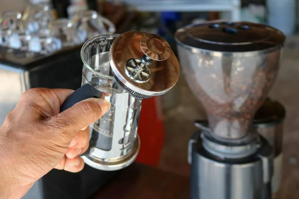 Kahve yapmak için bir aygıt.