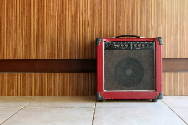 Amplificador de guitarra antiga com paredes de madeira . — Fotografia de Stock