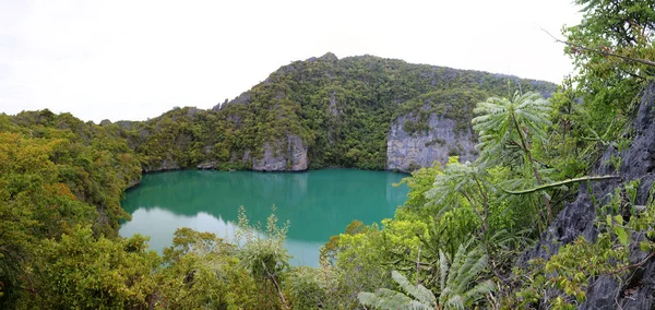 Vista panorámica de la Laguna Verde en la isla del archipiélago, Tailandia . — Foto de Stock