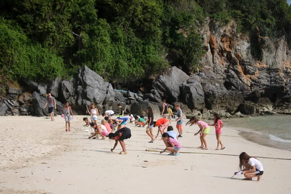 Sahilde çizim, Samui uluslararası öğrenciler sahilde oynuyorlar. 