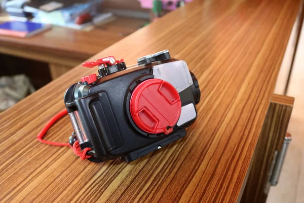 Kompakt dijital fotoğraf makinesi için konut. 