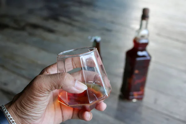 Whisky local en un vaso con botella de licor de hierbas . — Foto de Stock