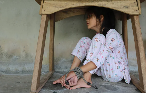 Asya insan kaçakçılığı kavramı. Kızlar el ip bağladılar. 