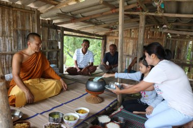 Yerel halkın gıda rahipler bambu kulübe balıkçı köyü'nde de sunuyoruz
