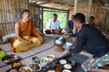 Yerel halkın gıda rahipler bambu kulübe balıkçı köyü'nde de sunuyoruz