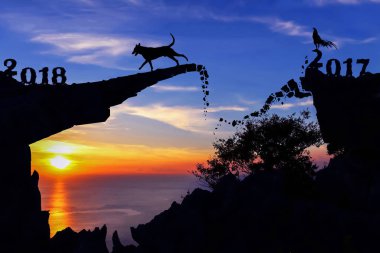 Yeni yıl 2018 kavramı. Köpek ve horoz kırık taş köprüde.