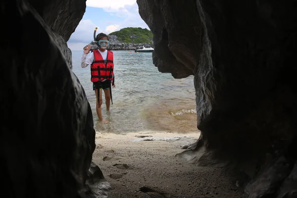 Meninas asiáticas estão snorkeling na praia em frente à caverna . — Fotografia de Stock