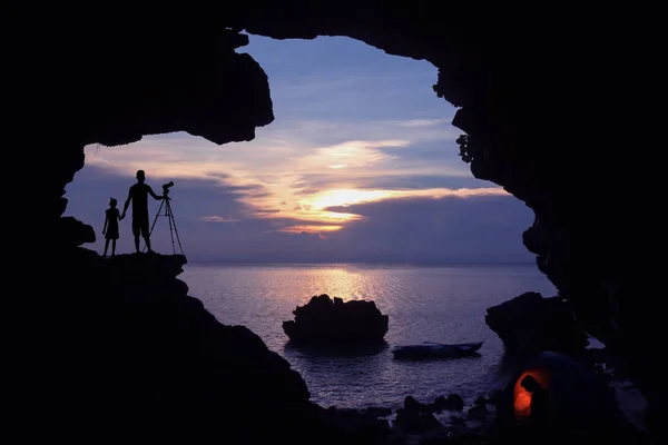 Camping familiar y kayak en la playa con puesta de sol cielo púrpura . — Foto de Stock