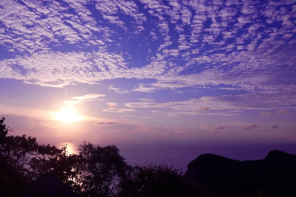 Γαλάζιο του ουρανού με θέα στο αρχιπέλαγος νησί το βράδυ — Φωτογραφία Αρχείου