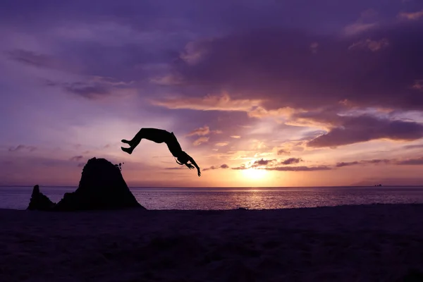 Asian girls somersault on the beach. — Stock Photo, Image