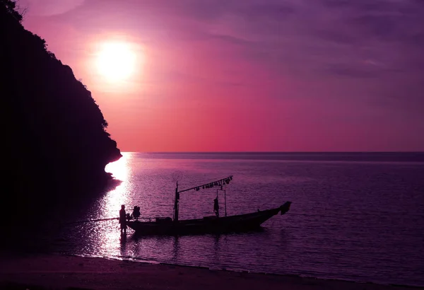 Silueta estilo de vida de los pescadores con barco de pesca junto al mar . — Foto de Stock
