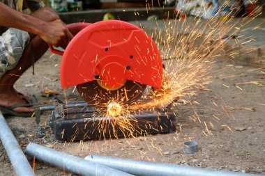 Çelik kesme makinesi ve ışıltı ile yerel işçi