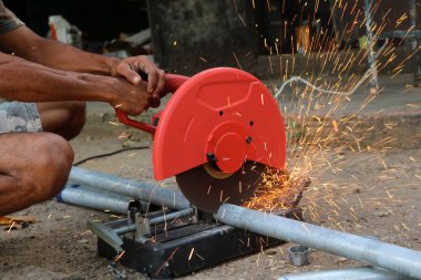 Yerel işçi elektrik dairesel makine ile 