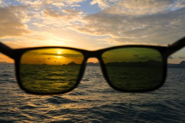 Mor gökyüzü günbatımı güneş gözlüğü  